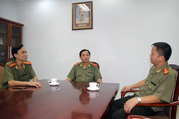 Thiếu tướng Nguyễn Mạnh Dũng (giữa) và các cán bộ đơn vị trao đổi công tác. Thiếu tướng Nguyễn Mạnh Dũng (giữa) và các cán bộ đơn vị trao đổi công tác.