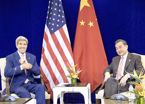 Ngoại trưởng Mỹ John Kerry (trái) gặp Ngoại trưởng Trung Quốc Vương Nghị bên lề Hội nghị cấp cao ASEAN ở Kuala Lumpur (Malaysia). Ngoại trưởng Mỹ John Kerry (trái) gặp Ngoại trưởng Trung Quốc Vương Nghị bên lề Hội nghị cấp cao ASEAN ở Kuala Lumpur (Malaysia).