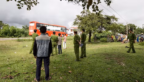 CSĐT Công an huyện Đăk Tô tiến hành thực nghiệm hiện trường vụ ném đá xe khách giường nằm đêm 1/7/2015 trên địa bàn xã Tân Cảnh. CSĐT Công an huyện Đăk Tô tiến hành thực nghiệm hiện trường vụ ném đá xe khách giường nằm đêm 1/7/2015 trên địa bàn xã Tân Cảnh.