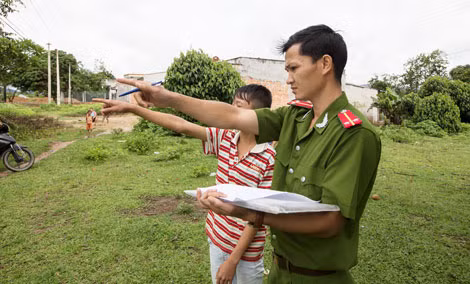 Vì đối tượng phạm tội là trẻ vị thành niên, các ĐTV hết sức cẩn trọng, hạn chế tối đa việc ảnh hưởng tới danh dự, sức khỏe, tinh thần của các em, kể cả việc lộ diện hình ảnh. Vì đối tượng phạm tội là trẻ vị thành niên, các ĐTV hết sức cẩn trọng, hạn chế tối đa việc ảnh hưởng tới danh dự, sức khỏe, tinh thần của các em, kể cả việc lộ diện hình ảnh.