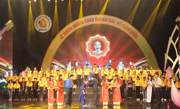 Chủ tịch nước Trương Tấn Sang và Bí thư thứ nhất Trung ương Đoàn TNCS Hồ Chí Minh trao hoa và biểu trưng Đại hội cho 63 đại biểu Cháu ngoan Bác Hồ tiêu biểu toàn quốc.