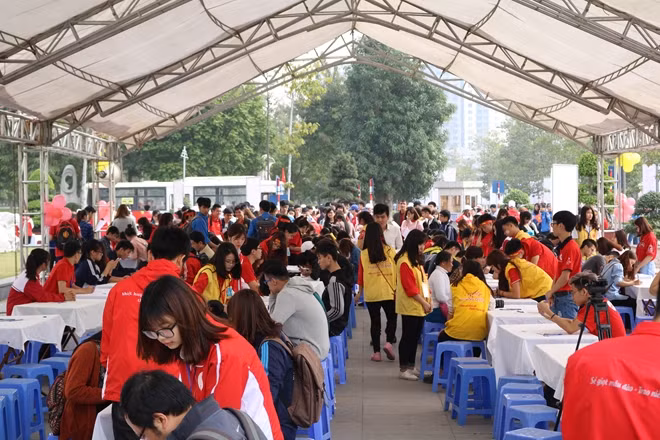 Ngay từ sáng sớm, lượng người đổ về các bàn đăng ký tình nguyện hiến máu và xét nghiệm máu đã rất đông