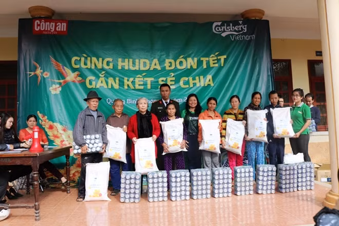 Đại diện Báo CAND và Công ty Bia Carlsberg Việt Nam tặng quà cho bà con xã Hiền Ninh