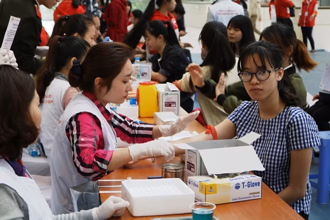 Người hiến máu được đội ngũ nhân viên y tế khám sức khỏe, đặc biệt là lấy máu rất khoa học và an toàn.