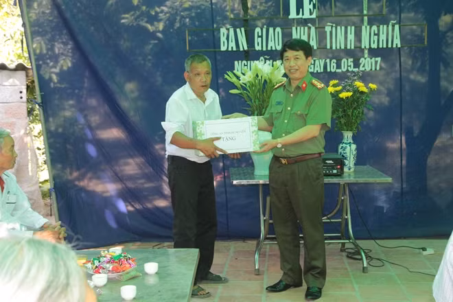 Đại tá Phạm Văn Đôn, Phó Giám đốc Công an tỉnh Hưng Yên tặng quà của Công an tỉnh cho gia đình đồng chí Trường