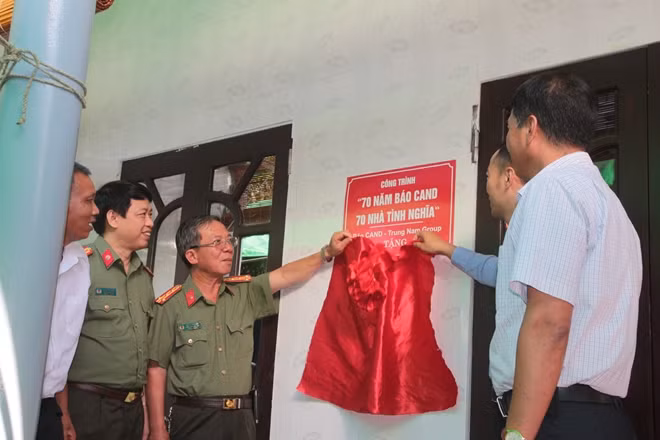 Đại tá Đặng Văn Lân, đại diện Báo CAND; Đại tá Phạm Văn Đôn, Phó Giám đốc Công an tỉnh Hưng Yên; ông Nguyễn Thế Hùng, đại diện Tập đoàn Trung Nam trong lễ bàn giao nhà tình nghĩa.
