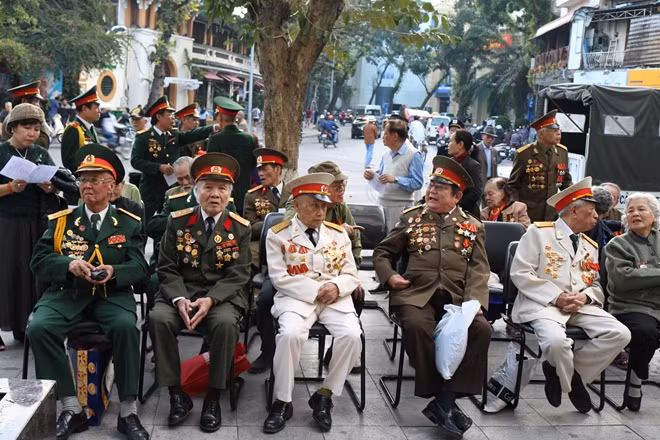 Nhiều cựu chiến binh tham chiến trong trận chiến 60 ngày đêm tham dự triển lãm.