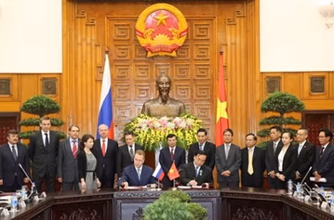 Phó Thủ tướng Hoàng Trung Hải và Phó Thủ tướng Nga Igor Shuvalov ký kết Biên bản cuộc gặp, ghi nhận những kết quả đạt được và cam kết các bước triển khai thỏa thuận, thúc đẩy hợp tác trong thời gian tới. Ảnh: VGP/Nguyên Linh.