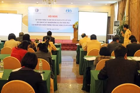 Hơn 100 cán bộ y tế và công an được tập huấn về quy định xét nghiệm nồng độ cồn trong máu của người điều khiển phương tiện giao thông cơ giới đường bộ.