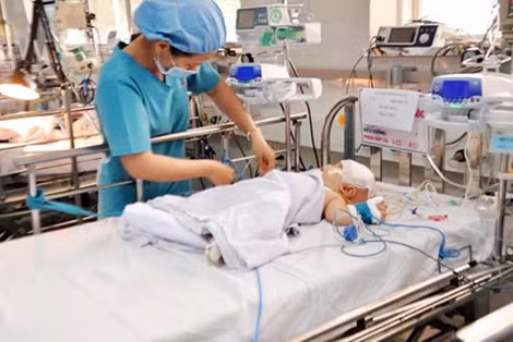 Bé Dương Minh Phát đang được theo dõi chặt chẽ tại khoa Ngoại hồi sức bệnh viện Nhi đồng 1.