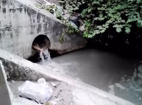 Miệng cống nơi cô gái nghi phê ma túy đá chui vào.