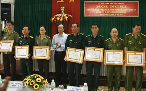 Ông Phạm Ngọc Nghị, Chủ tịch UBND tỉnh Đắk Lắk trao Bằng khen cho các cá nhân, tập thể.