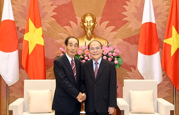 Chủ tịch Quốc hội Nguyễn Sinh Hùng và Phó Chủ tịch Thượng viện Nhật Bản Koshii Azuma. Ảnh: TTXVN.