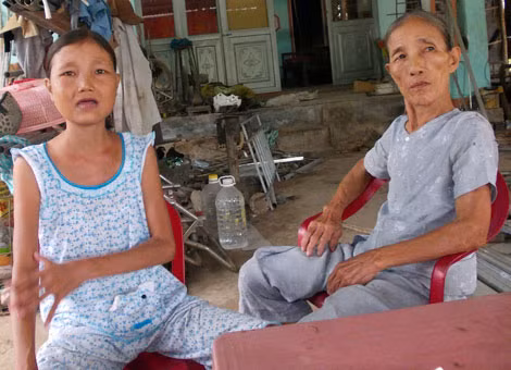 Chị Ý và bà Tám trò chuyện cùng phóng viên.