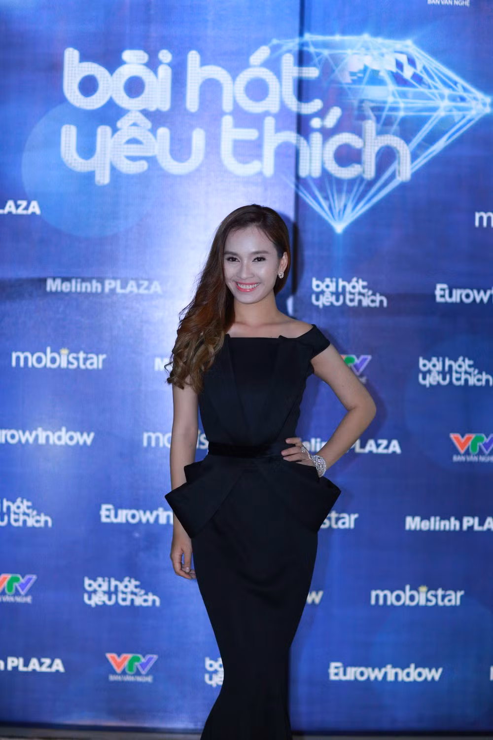 Ái Phương quyến rũ và đầy nội lực