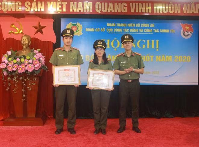 Thiếu tá Bạch Quốc Tuyên trao Bằng khen của Đoàn Thanh niên Bộ Công an cho các tập thể và cá nhân xuất sắc