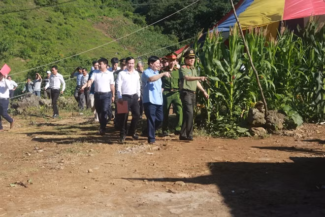 Đoàn công tác Bộ Công an, tỉnh Hưng Yên, tỉnh Sơn La xuống thăm, động viên các hộ gia đình còn khó khăn tại huyện Vân Hồ