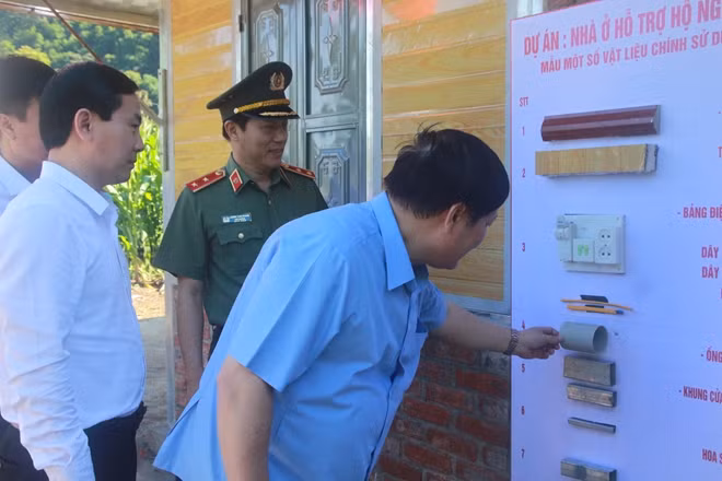 Các đại biểu kiểm tra vật liệu xây dựng nhà cho hộ nghèo, cận nghèo