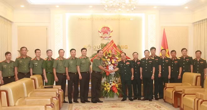 Thứ trưởng Trần Quốc Tỏ cùng đoàn công tác Bộ Công an chúc mừng Bộ Tổng Tham mưu QĐND Việt