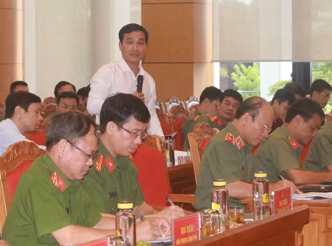Một số đại biểu tham gia ý kiến vào các nội dung của mẫu thẻ CCCD gắn chíp điện tử