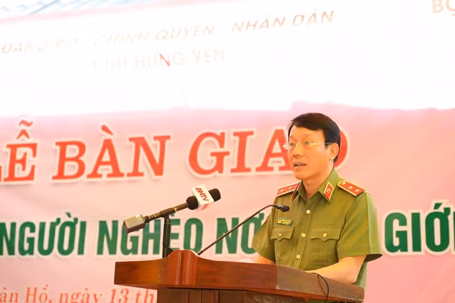 Thứ trưởng Lương Tam Quang phát biểu tại lễ bàn giao mái ấm người nghèo nơi biên giới
