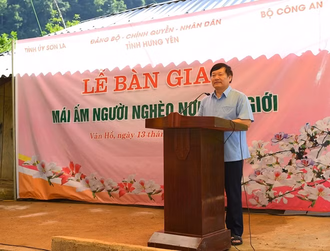 Đồng chí Nguyễn Văn Phóng phát biểu tại chương trình trao tặng nhà cho người nghèo tại huyện Vân Hồ