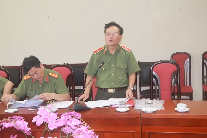 Lãnh đạo Cục Khoa học, Chiến lược và Lịch sử Công an trình bày báo cáo tiến độ tổ chức 2 hội thảo khoa học nhân 75 năm Ngày Truyền thống CAND