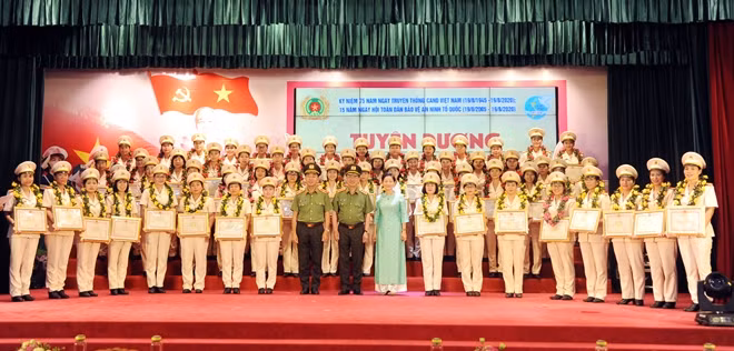 Thứ trưởng Nguyễn Văn Thành, Thứ trưởng Trần Quốc Tỏ, đồng chí Trần Thị Hương cùng 61 phụ nữ Công an cấp cơ sở xuất sắc