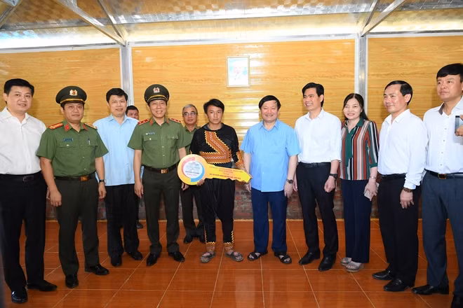 Thứ trưởng Lương Tam Quang, đồng chí Nguyễn Văn Phóng, đồng chí Hoàng Quốc Khánh cùng các đại biểu tặng nhà mẫu cho hộ nghèo huyện Vân Hồ