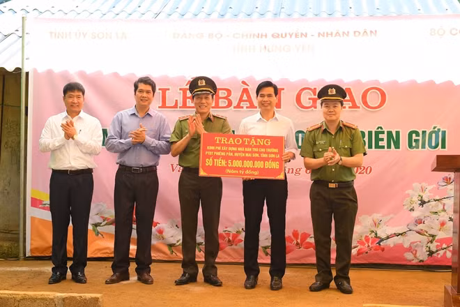 Thứ trưởng Lương Tam Quang trao tặng kinh phí xây dựng nhà bán trú Trường phổ thông dân tộc bán trú tiểu học và trường Trung học cơ sở Phiêng Pằn