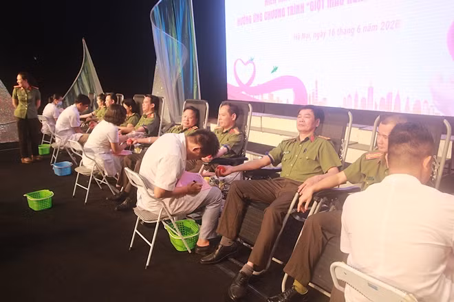 Các đồng chí lãnh đạo Cục Truyền thông CAND cùng cán bộ chiến sĩ tham gia hiến máu.