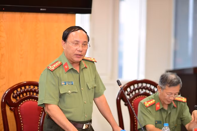 Đại tá Phan Vũ Minh trả lời các phóng viên báo chí.