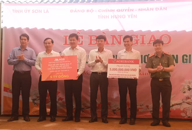 Đại diện các nhà tài trợ tặng gạo và kinh phí xây dựng, sửa chữa nhà cho các hộ nghèo, cận nghèo tại huyện Vân Hồ
