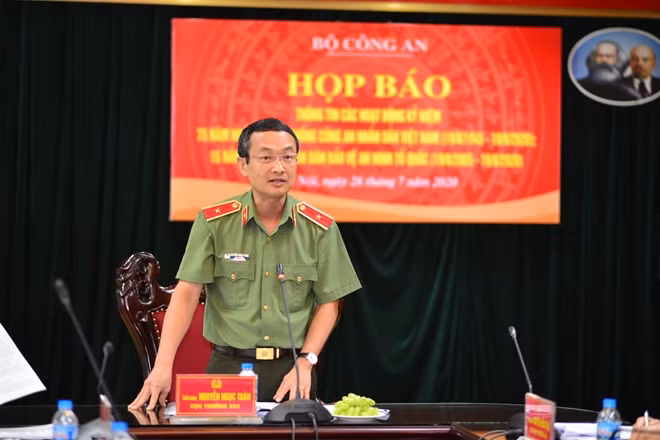 Thiếu tướng Nguyễn Ngọc Toàn chủ trì buổi họp báo