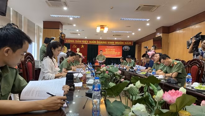 Toàn cảnh buổi họp báo