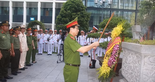 Đoàn đại biểu Bộ Công an và Công an TP Hà Nội tham dự hội diễn dâng hương, dân hoa tưởng niệm Chủ tịch Hồ Chí Minh