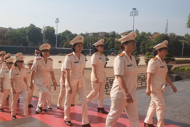 Đoàn vào lăng viếng Bác.