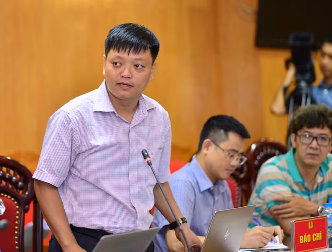 Các phóng viên báo, đài đưa ra câu hỏi tại buổi họp báo