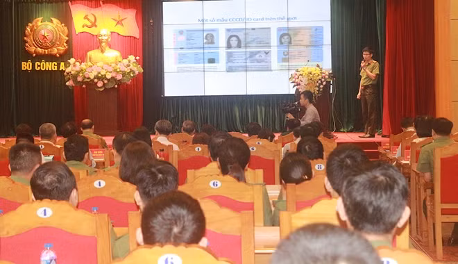 Đại diện cơ quan chức năng Bộ Công an thuyết trình về mẫu thẻ CCCD gắn chíp điện tử