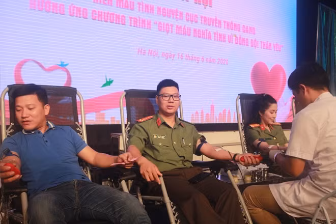 Thượng uý Phạm Văn Chung cùng đồng đội tham gia hiến máu tình nguyện