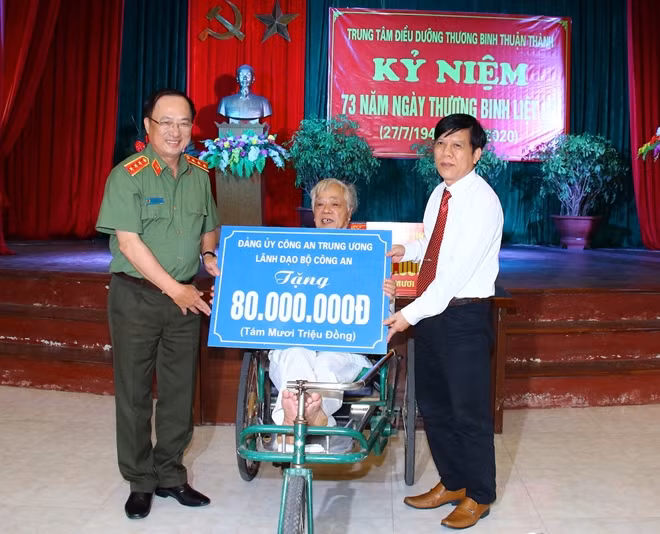 Thứ trưởng Nguyễn Văn Thành các các đồng chí trong đoàn công tác tặng quà tri ân các đồng chí Thương binh tại Trung tâm điều dưỡng thương binh Thuận Thành