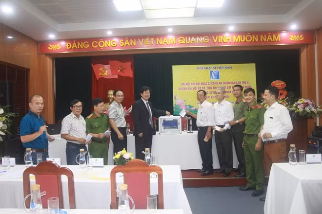 Các đại biểu bỏ phiếu bầu Ban Chấp hành Chi hội nhạc sĩ CAND nhiệm kỳ II