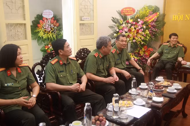 Đoàn công tác Bộ Công an do Thứ trưởng Lương Tam Quang dẫn đầu đến thăm, chúc mừng các cơ quan thông tấn, báo chí...