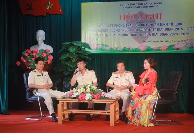 Các điển hình tiên tiến tham gia giao lưu với các đại biểu