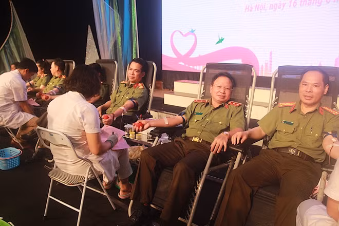 Trung tướng Mai Văn Hà cùng lãnh đạo Cục, lãnh đạo các đơn vị chức năng Cục Truyền thông CAND hiến máu tình nguyện