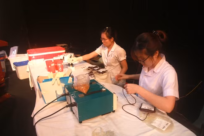 Y, bác sĩ Bệnh viên 19/8 bảo quản những đơn vị máu quý giá vừa được các tình nguyện viên hiến tặng