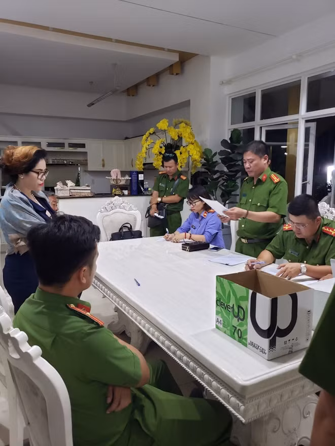 Cơ quan điều tra tống đạt quyết định khởi tố bị can, lệnh bắt tạm giam đối với Phạm Thị Tuyết Nhung