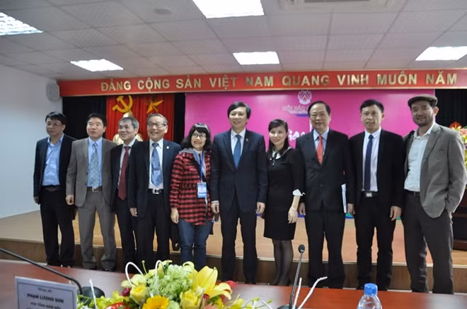 Các đại biểu giao lưu cuối chương trình.