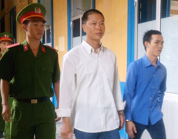 Bị cáo Phước và Quang sau phiên xử.
