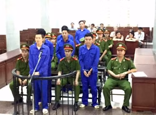 Bị cáo Bằng (hàng trên, bên trái) tại phiên xử.